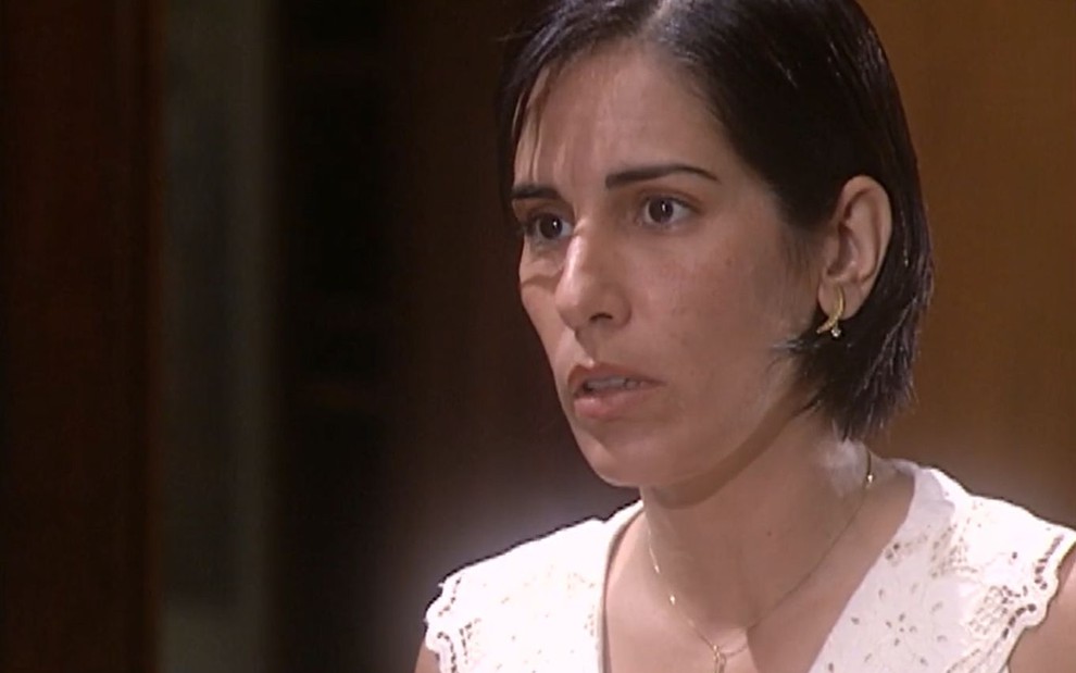 A atriz Gloria Pires como Marieta/Rafaela em O Rei do Gado; ela está de lado, olhando para frente com cara de surpresa