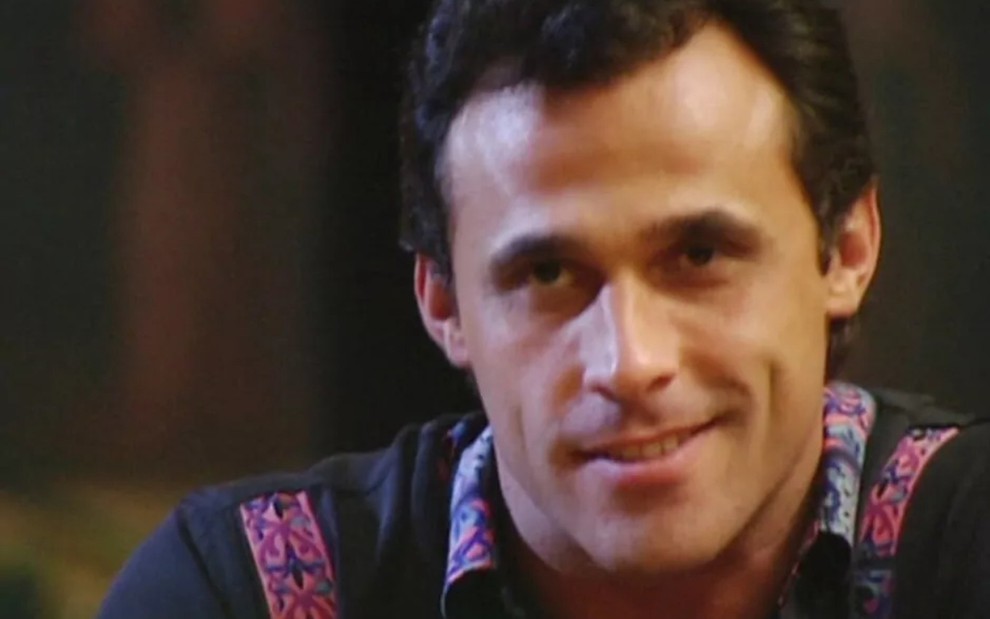 O ator Oscar Magrini em O Rei do Gado (1996), com leve sorriso