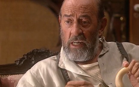 O ator Raul Cortez em cena como Geremias na novela O Rei do Gado, com expressão de raiva