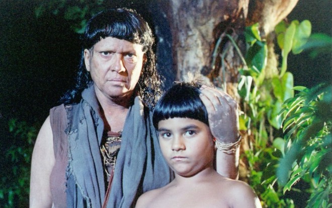 Os atores Regina Dourado e Pedro Gabriel em O Rei do Gado; eles estão posando para a foto com cara séria