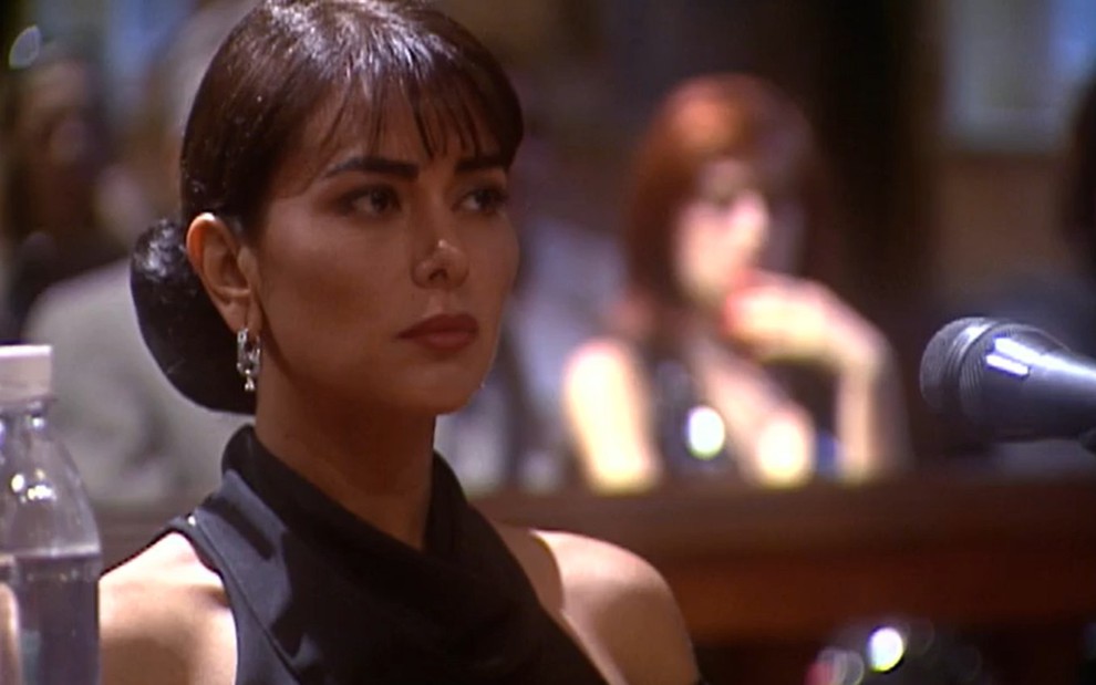 A atriz Leila Lopes (1959-2009) com expressão séria em cena de O Rei do Gado em tribunal