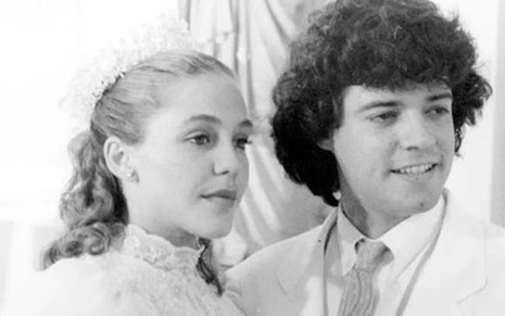 Isabela Garcia e Felipe Camargo em O Sexo dos Anjos (1989), como noivo e noiva, em foto em preto e branco