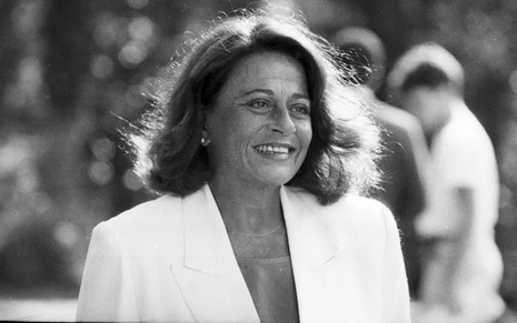 A atriz Norma Bengell (1935-2013) em O Sexo dos Anjos (1989), sorrindo em foto em preto e branco