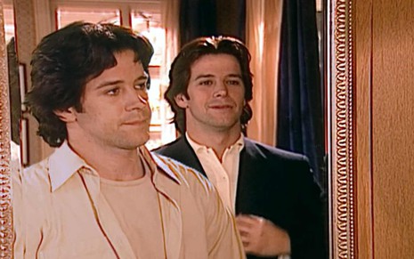 Ator Murilo Benício surge duplicado em frente ao espelho em cena da novela O Clone (2001)