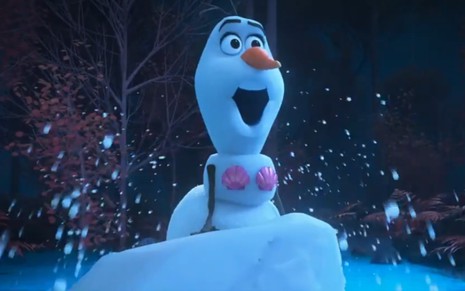 Olaf fazendo a pose da Pequena Sereia em cena de Olaf Presents