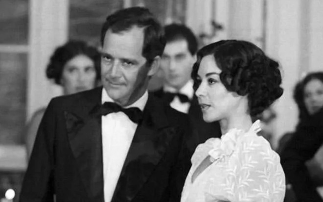 Cláudio Marzo e Nívea Maria em foto preto e branco da novela Olhai os Lírios do Campo (1980)