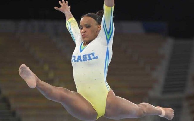 A ginasta Rebeca Andrade em treino para os Jogos Olímpicos de Tóquio; ela dá um salto