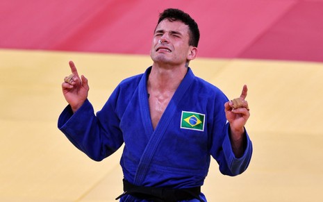 O judoca brasileiro Daniel Cargnin chorando conquista medalha de bronze nos Jogos Olímpicos de Tóquio