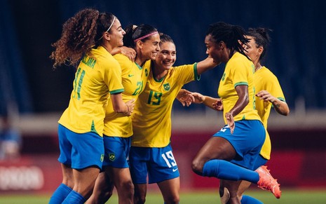 Angelina (á esq.), Andressa Alves, Letícia Santos, Jucinara e Ludmila se abraçam para comemorar gol do Brasil nas Olimpíadas