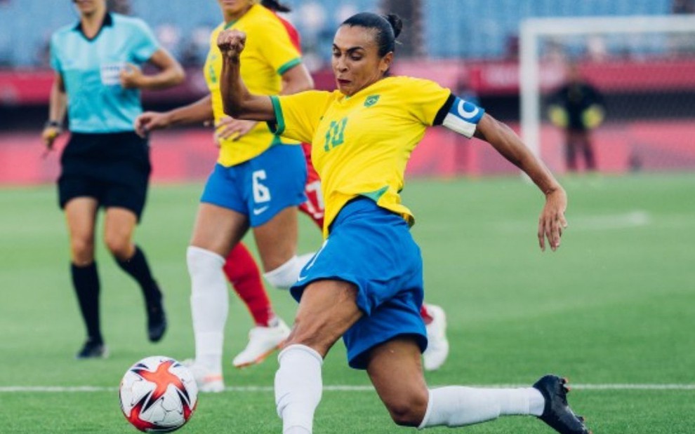 Marta correndo com a bola nas quartas de final do futebol feminino nas Olimpíadas de Tóquio