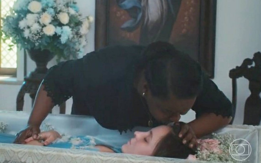 Olivia Araújo beija testa de Larissa Manoela, que surge em caixão em cena de Além da Ilusão