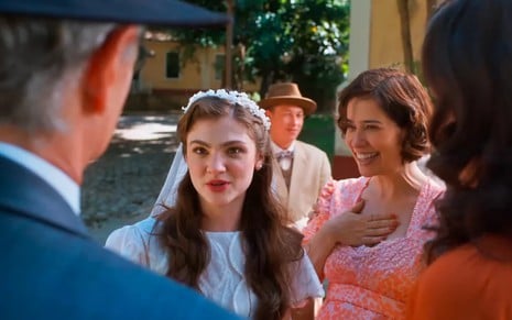 Debora Ozório grava cena como Olívia durante casamento com Tenório (Jayme Matarazzo) em Além da Ilusão