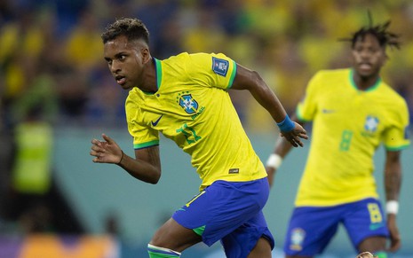 Rodrygo, do Brasil, em campo pela seleção com uniforme amarelo com detalhes verdes