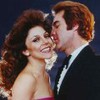 Os protagonistas de Os Ricos Também Choram; homem próximo ao rosto de mulher, ela sorri, ambos com trajes de gala, em foto de 1979