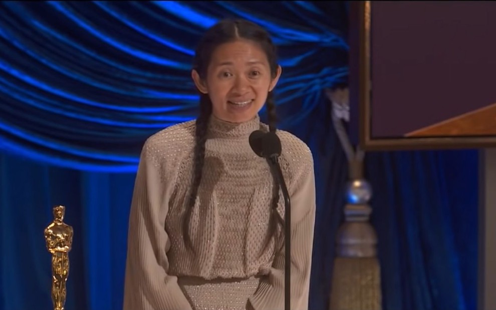 Chloe Zhao recebe o prêmio de melhor direção no Oscar 2021