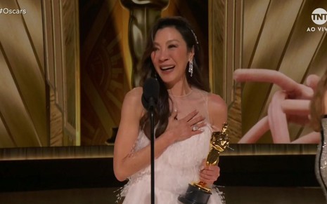 Michelle Yeoh discursa após receber Oscar