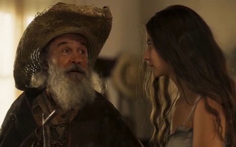 Velho do Rio (Osmar Prado) conversa com Juma (Alanis Guillen) em cena da novela Pantanal