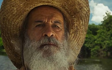 Osmar Prado olha para frente com cara de sério em cena de Pantanal