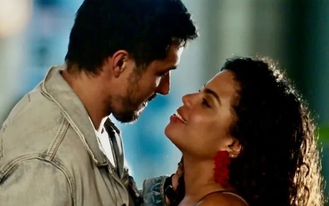 Em cena de Travessia, Romulo Estrela e Clara Buarque estão se olhando e quase se beijando, apaixonados
