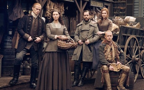 Sam Heughan, Caitriona Balfe, Richard Rankin, Sophie Skelton e John Bell posam para foto de divulgação de Outlander