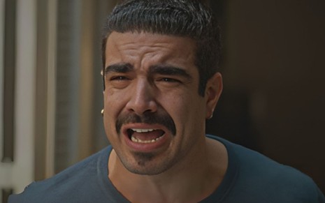Caio Castro chora e grita em cena como Pablo na novela Todas as Flores