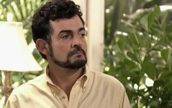 O ator Buza Ferraz em cena de Páginas da Vida (2006), com expressão séria