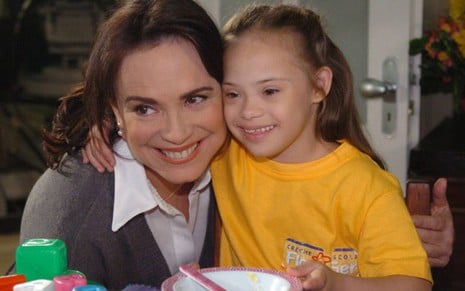 Regina Duarte abraça Joana Mocarzel em cena de Páginas da Vida