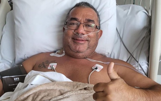 Foto do pai de Anitta, Mauro Machado, internado em hospital