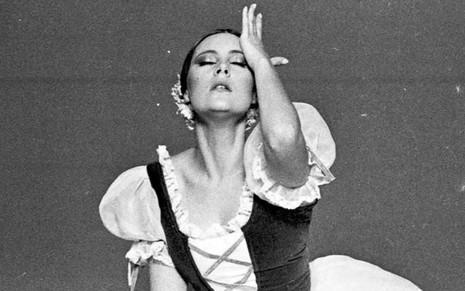 Elizabeth Savala em cena como a bailarina Carina na novela Pai Herói (1979)