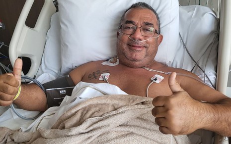 Mauro Machado, pai de Anitta, está deitado em maca após cirurgia no pulmão