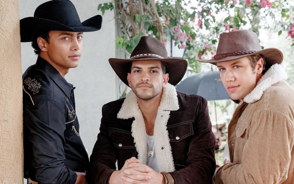 Atores de Paisón de Gavilanes com chapéu de cowboys e vestimenta característica da novela