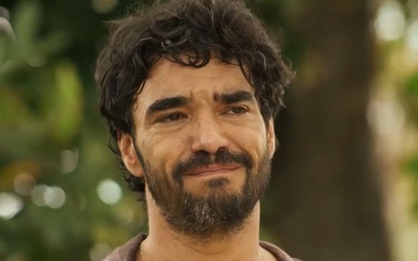 Caio Blat com expressão de tristeza e sofrimento em cena como Pajeú na novela Mar do Sertão