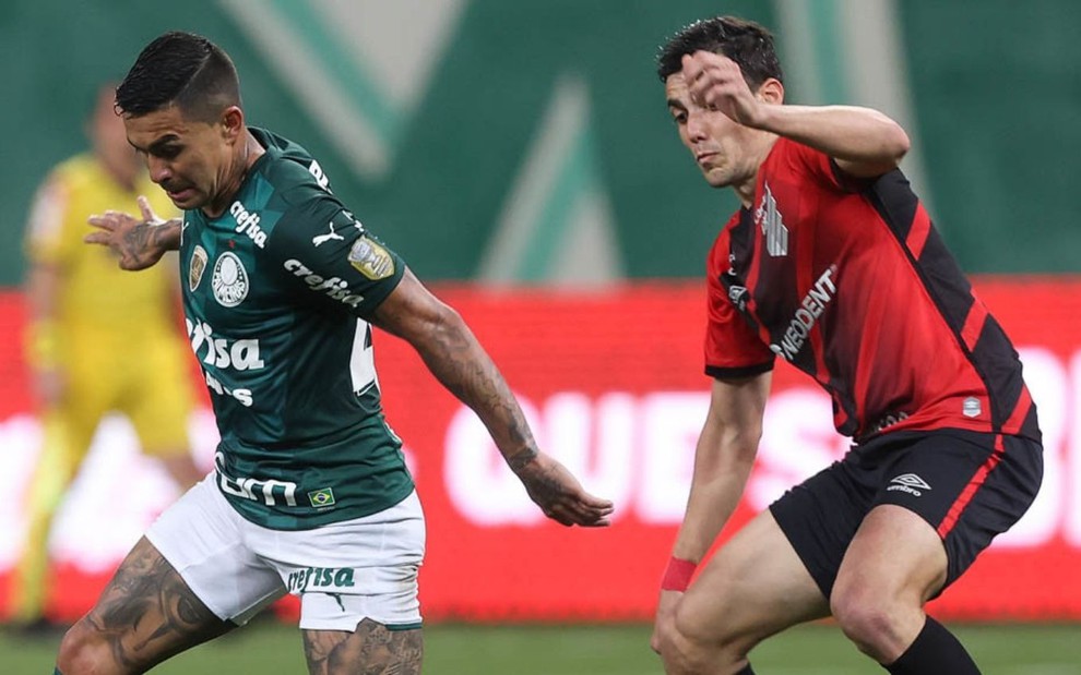 Imagem com Dudu do Palmeiras, à esquerda, e Léo Cittadini do Athletico Paranaense disputando a bola