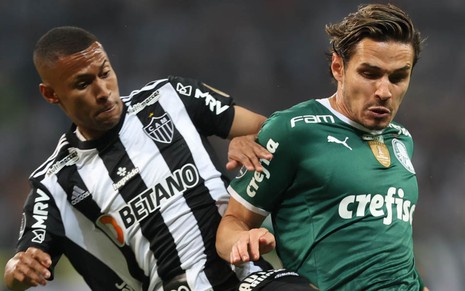 Jogadores Ademir (Atlético Mineiro) e Raphael Veiga (Palmeiras) disputam a bola durante partida