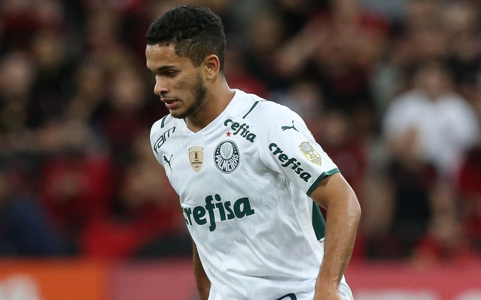 Jogador Gabriel Silva, do Palmeiras, veste uniforme branco com detalhes verdes durante partida da equipe