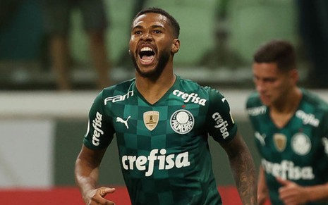 Jogador Wesley, do Palmeiras, veste uniforme verde com detalhes branco e comemora gol durante partida