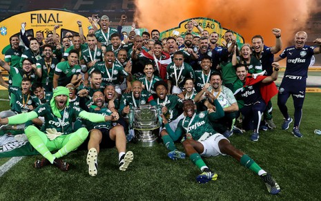 Jogadores do Palmeiras no Allianz Parque levantando o troféu da Copa do Brasil em 2020, a última finalizada