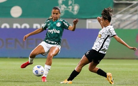 Jogadoras de Corinthians e Palmeiras disputam a bola no Allianz Parque, no primeiro jogo da final do Brasileirão Feminino