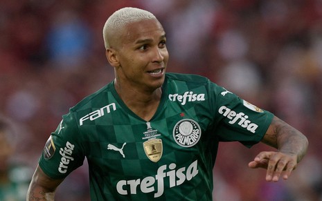 Deyverson, atacante do Palmeiras, usa a camisa verde do clube e sorri depois de fazer um gol na final da Libertadores 2021