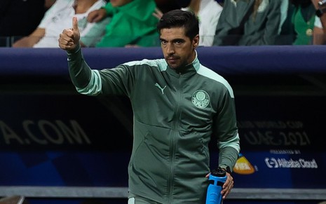 O técnico do Palmeiras, Abel Ferreira, faz sinal positivo com o dedão no jogo contra o Chelsea na final do Mundial de Clubes exibido pela Band no último sábado (12)