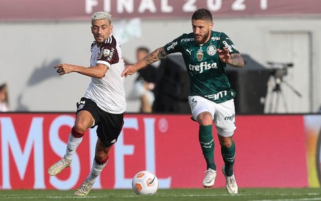 Arrascaeta e Zé Rafael brigam pela bola na final da Libertadores de 2021