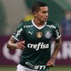 Dudu, do Palmeiras, veste uniforme verde com detalhes brancos durante partida pela Libertadores