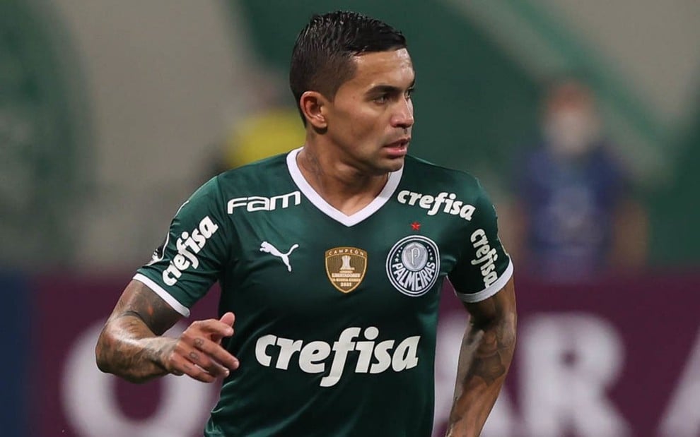 Dudu vibra com gol do Palmeiras. Ele usa uma camisa verde e comemora em um jogo da Libertadores