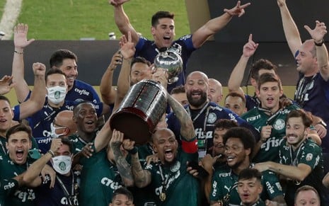 Felipe Melo com a camisa do Palmeiras, levantando o troféu da Libertadores 2020 no Maracanã, junto com outros jogadores do clube