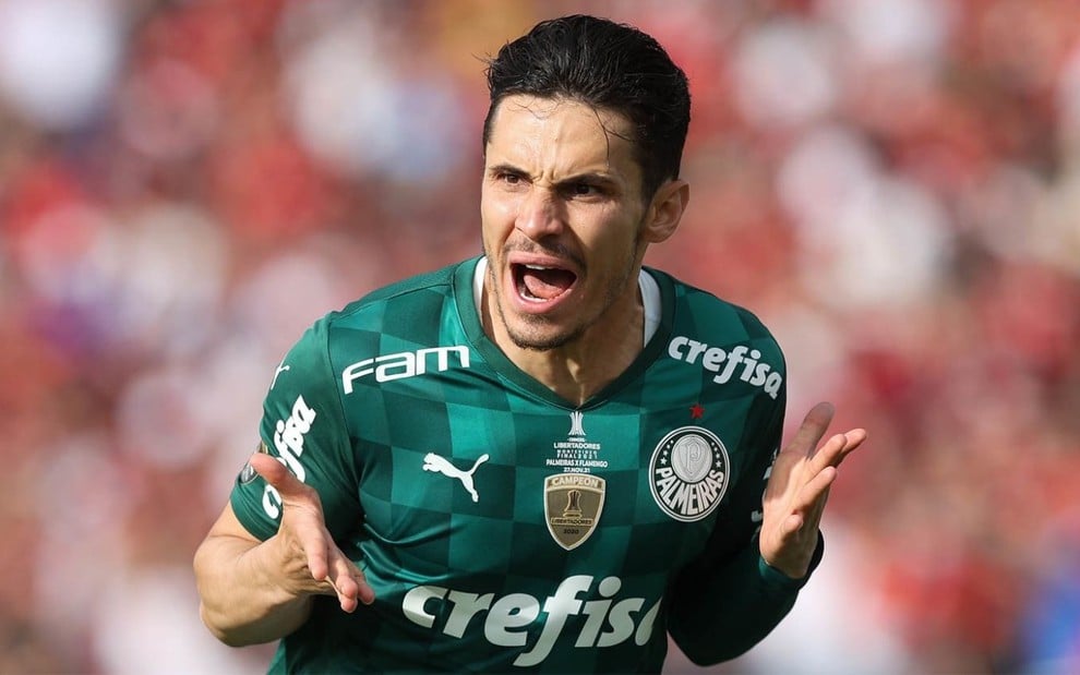Raphael Veiga, do Palmeiras, grita ao comemorar gol e veste uniforme com tons verdes quadriculados