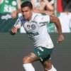 Jogador Dudu, do Palmeiras, veste camisa branca e shorts verde durante partida do Campeonato Paulista
