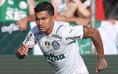 Jogador Dudu, do Palmeiras, veste camisa branca e shorts verde durante partida do Campeonato Paulista