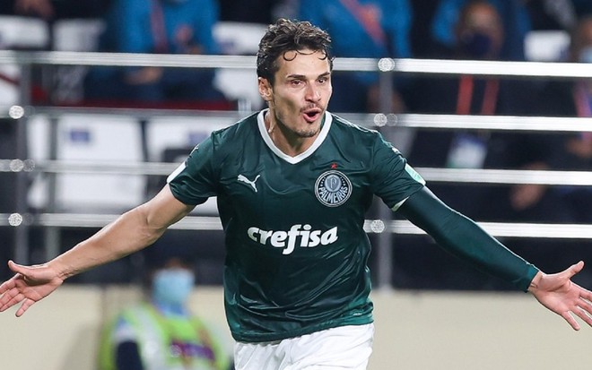 Raphael Veiga comemora gol no Mundial de Clubes com a camisa verde do Palmeiras