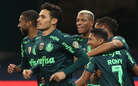 Jogadores do Palmeiras comemoram gol abraçados em partida do Campeonato Brasileiro