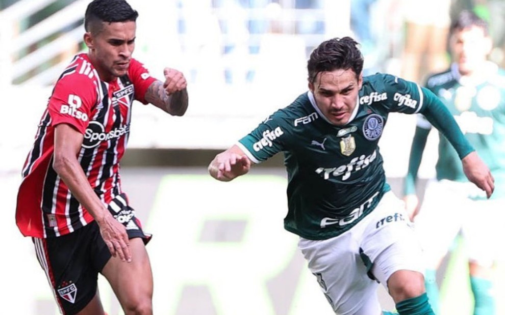 Jogadores do São Paulo e do Palmeiras em clássico de futebol neste domingo (22) que foi transmitido pela Record